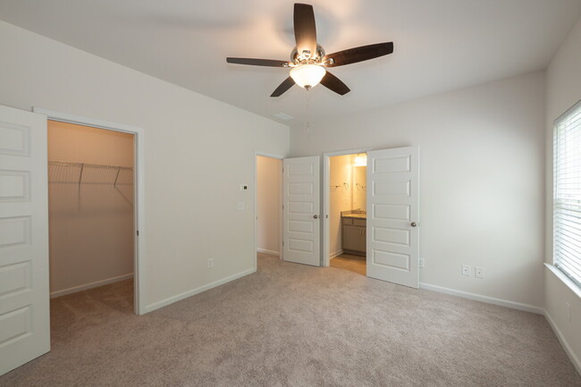 Building Photo - "Spacious 4-Bedroom Retreat with 3.5 Baths...