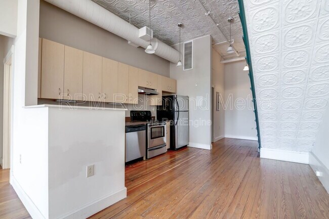 Interior Photo - 121 W Broad St