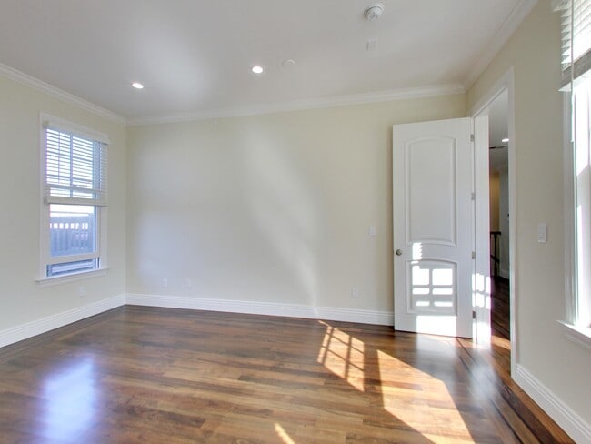 Building Photo - 1121 Green St