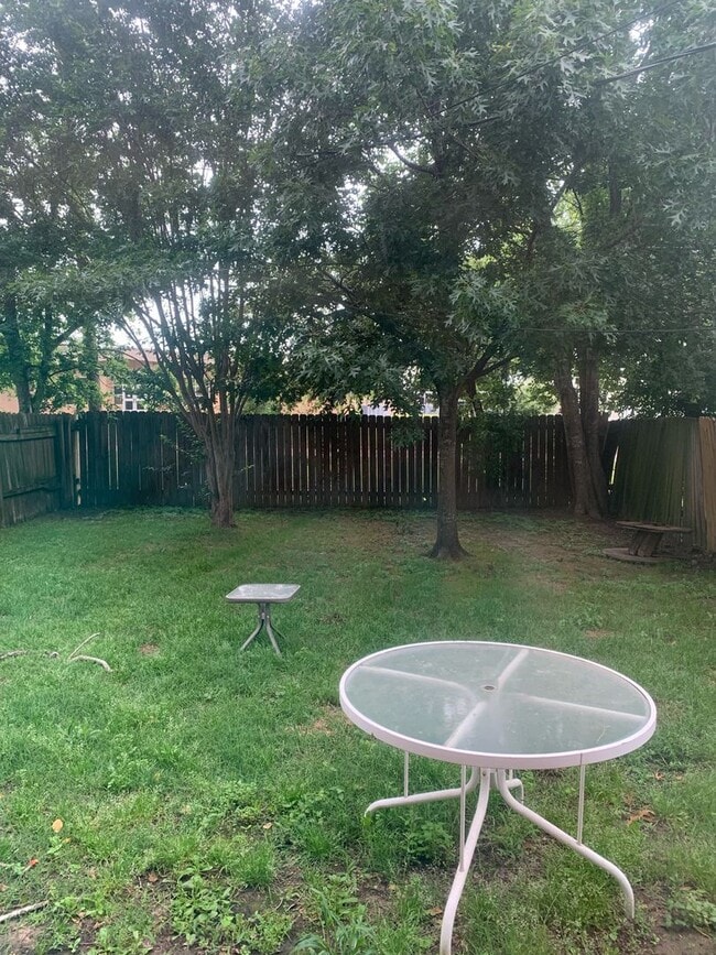 Building Photo - AUGUST PRE-LEASE!!  Adorable 2 Bedroom 1.5...