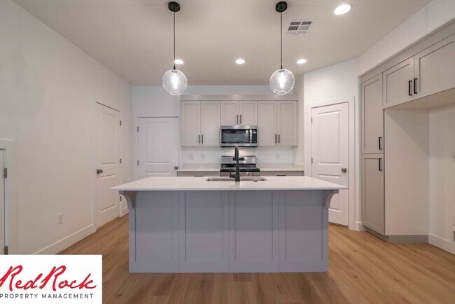 Building Photo - 3 Bedroom Townhome in Washington Fields wi...