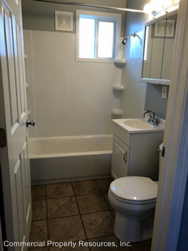 Building Photo - 825 Waverly Dr SE