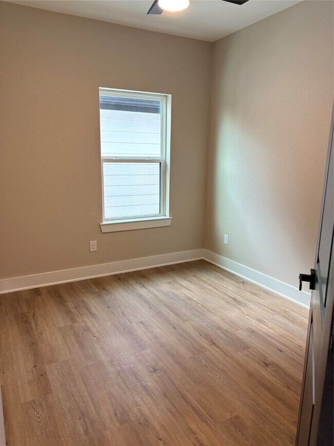 Building Photo - 2105 Esther Dr