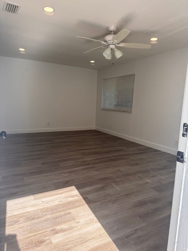 Building Photo - 2ND Floor Open Layout - No one on top or b...