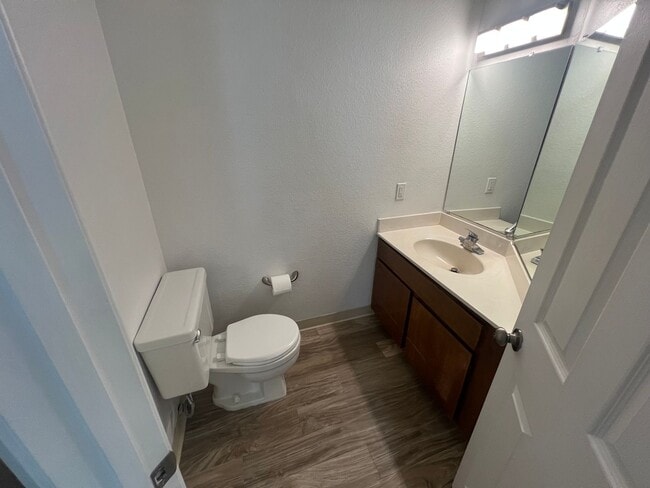 Building Photo - Beautiful upgraded 3 bed 2.5 bath Townhous...