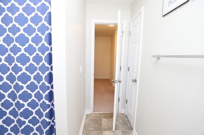 Building Photo - 3260 Matthews Dr