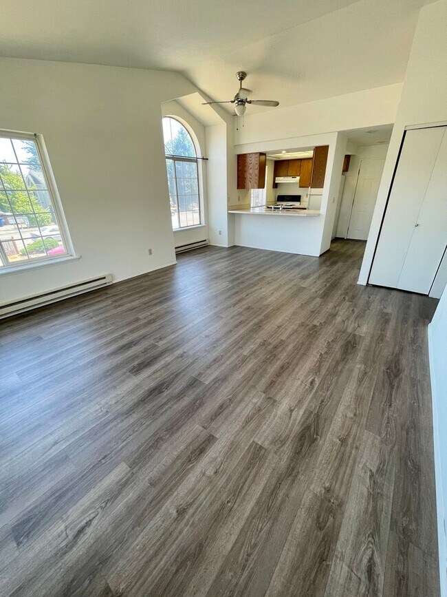Building Photo - Adorable Top Unit Located in Ferndale