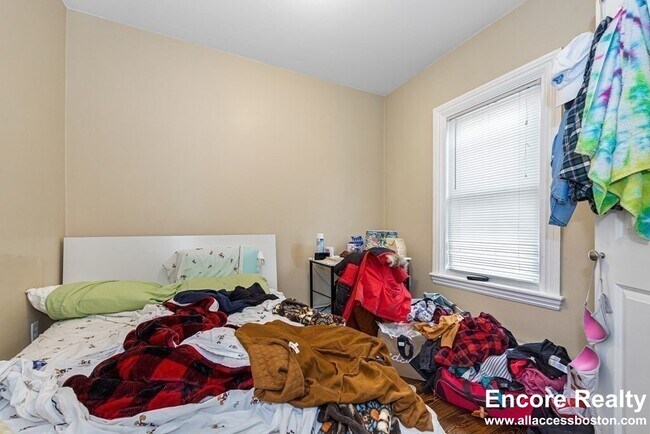 Building Photo - 1566 Tremont St