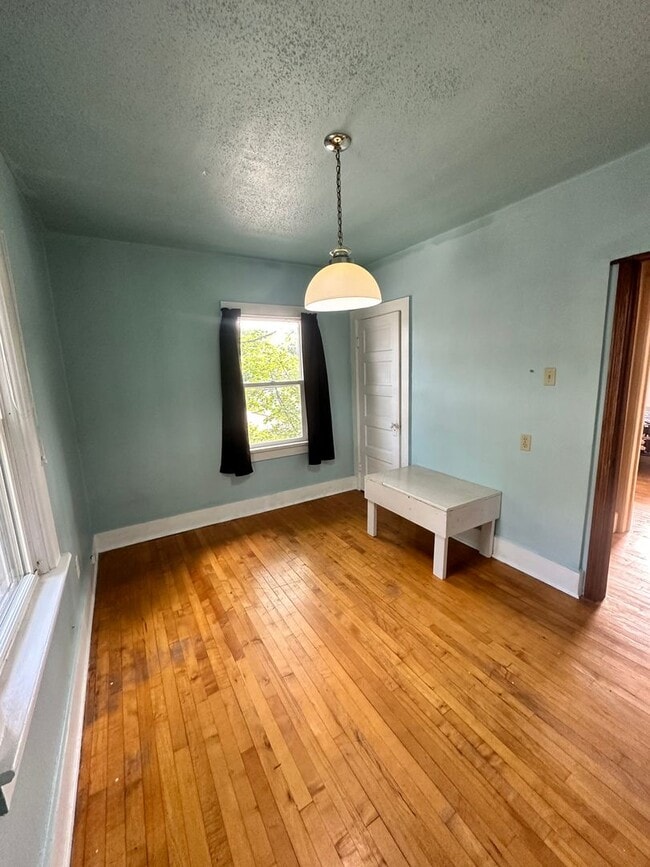 Building Photo - 4 Bed Room 2 Bath Big Yard