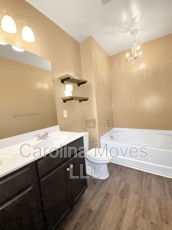 Building Photo - 200 Hartwood Lake Ln