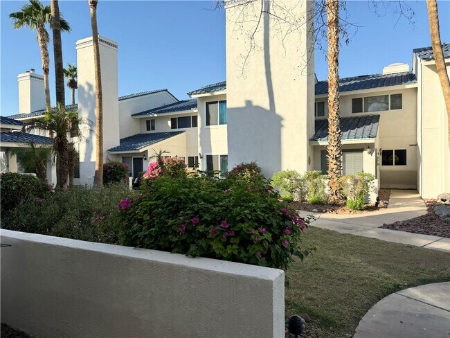 Building Photo - 1800 Club House Dr