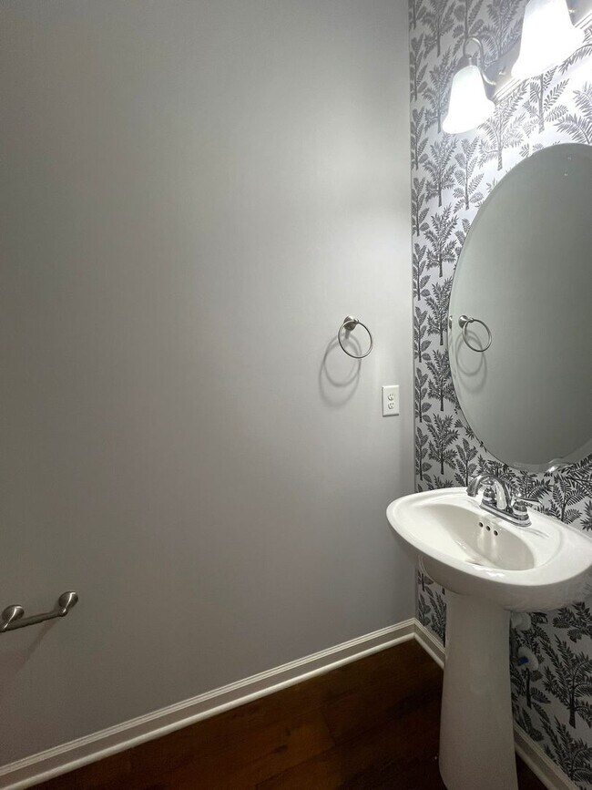 Building Photo - 813 Vigilant Dr