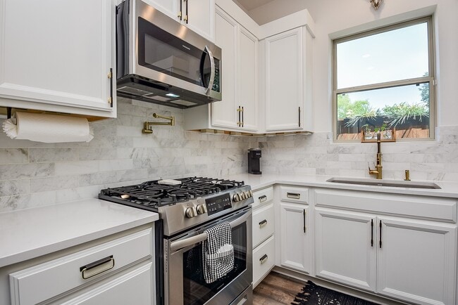 Building Photo - 950 Ford Pines Ln