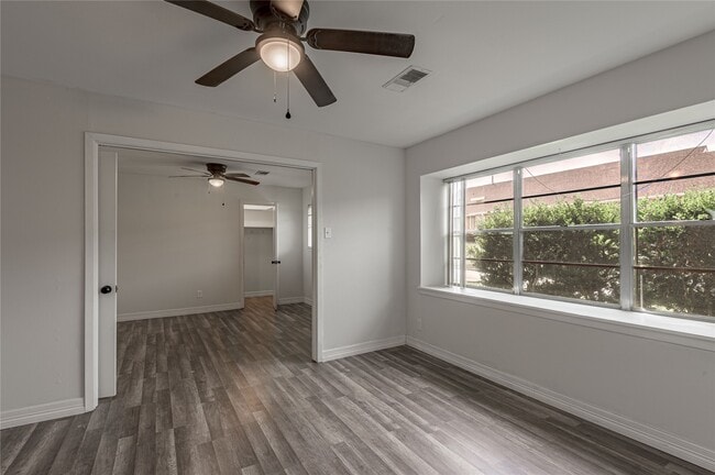 Building Photo - 1819 Ave Q