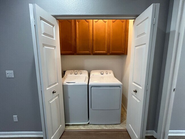 Building Photo - Spacious Elk Grove Townhome!!