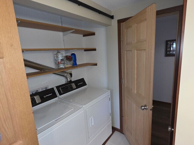 Building Photo - Updated 4 bedroom home in Merton