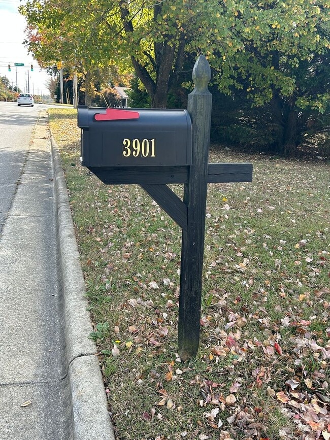 Building Photo - Ready to View! Updated 3/2 Home High Point...