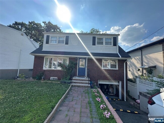 Building Photo - 777 Oakwood Ln