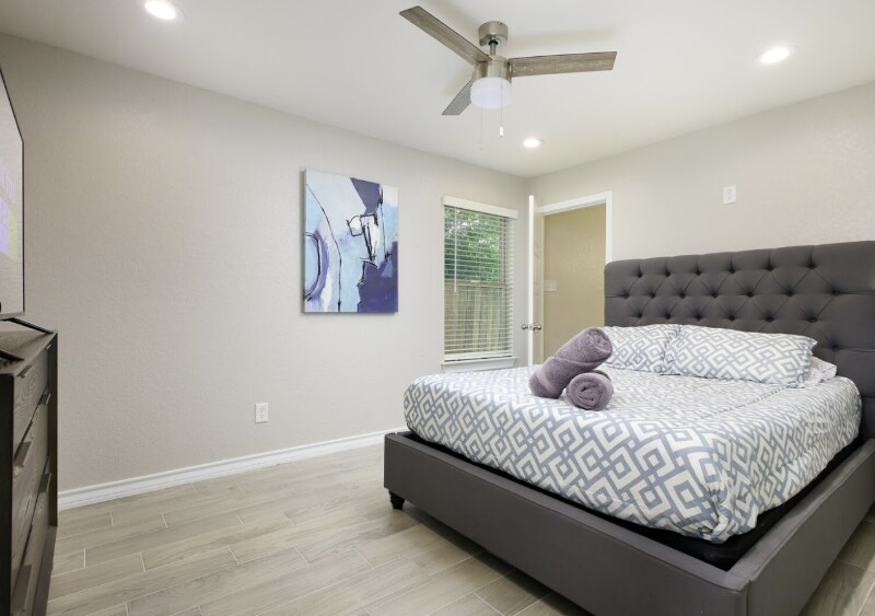 Building Photo - 350 Rasa Dr