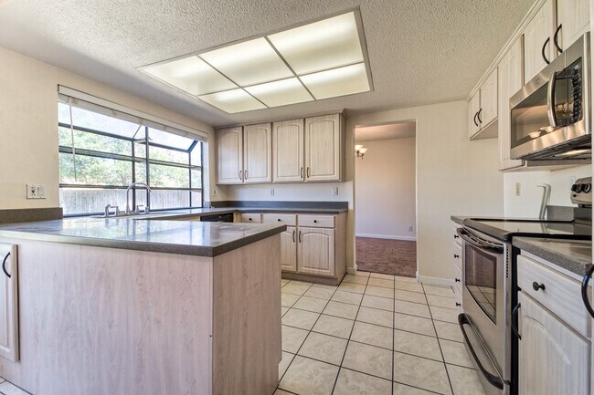 Building Photo - LARGE 5-bedroom 3 bath home in a great loc...