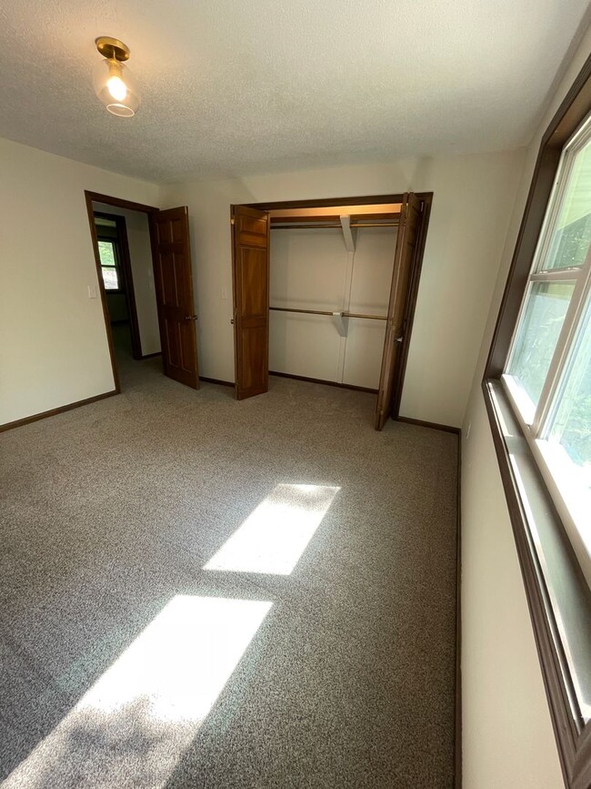 Building Photo - 6 Bed 2.5 Bath 2 Car Garage