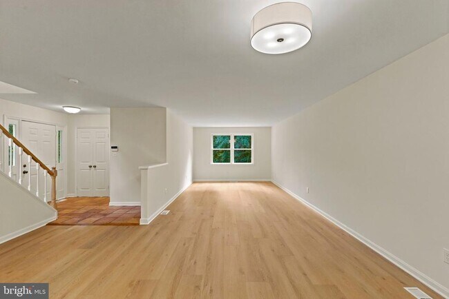 Building Photo - 7937 Valleyfield Dr