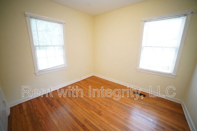 Building Photo - 1935 Temple Dr