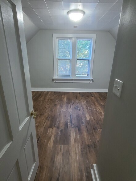 Building Photo - 3981 S Pine Ave