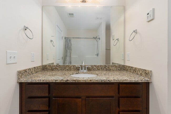 Building Photo - Amazing home in quiet and established neighborhood