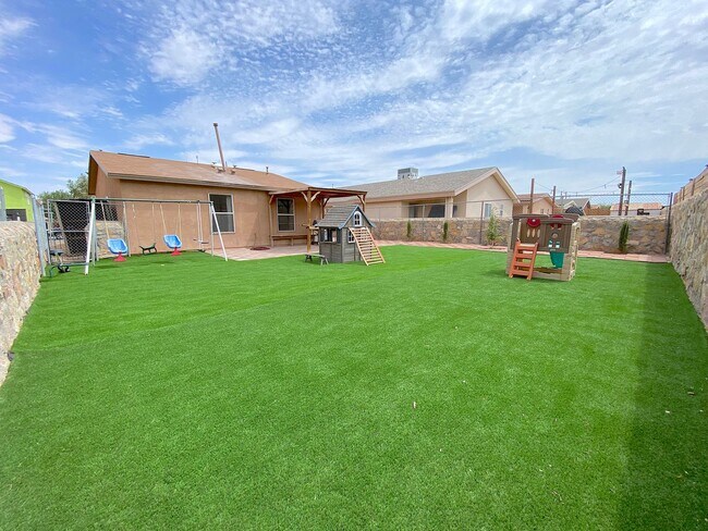 Building Photo - Northeast El Paso(Mesquite Hills 3bed with Refrig A/C and Solar Panels!