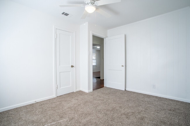 Building Photo - 3323 W Clarendon Dr