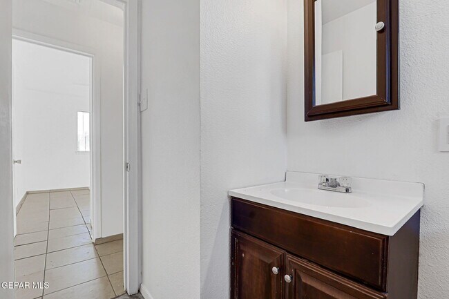 Building Photo - 10068 Oakwood Dr