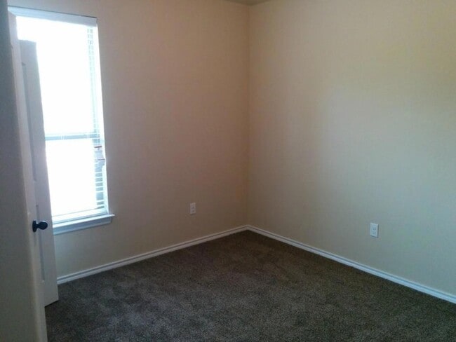 Building Photo - 155 Creekside Villa Dr