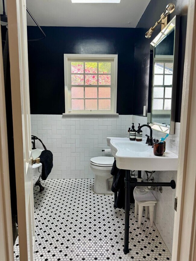 Building Photo - 2828 Laurel Canyon Pl