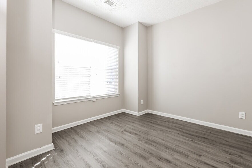Building Photo - 542 Vaughan Dr