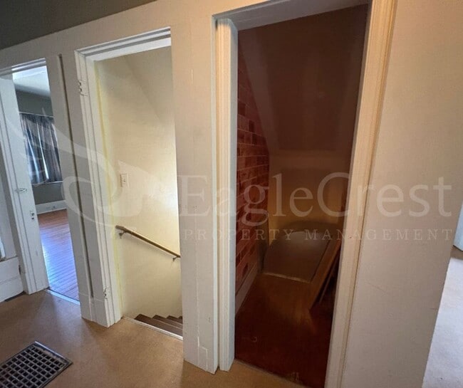 Building Photo - Large 8-Bedroom Home Across from Whitman College – Lawn Care Included