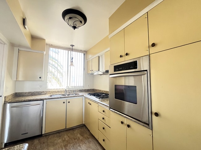 Building Photo - Available Now! 2 Bedroom, 2 Bathroom Riverside Penthouse with Views!