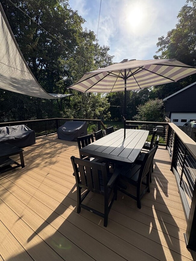 Building Photo - Cozy 3-Bedroom 1.5 -Bathroom Home with Fen...