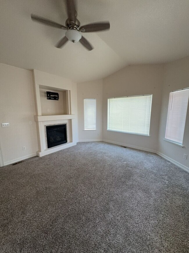 Building Photo - Spacious 3 Bed, 2.5 Bath Home with Oversiz...