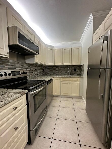 Building Photo - 555 SE 8th St