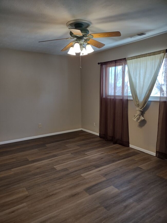 Building Photo - ALL PROSPECTIVE TENANTS MUST SUBMIT A $58 ...
