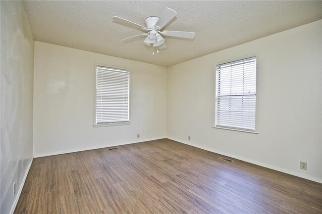 Building Photo - 726 McClure Ave