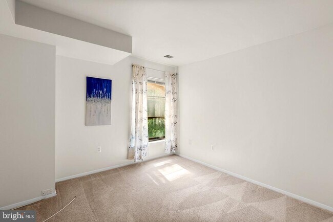 Building Photo - 435 Christopher Ave