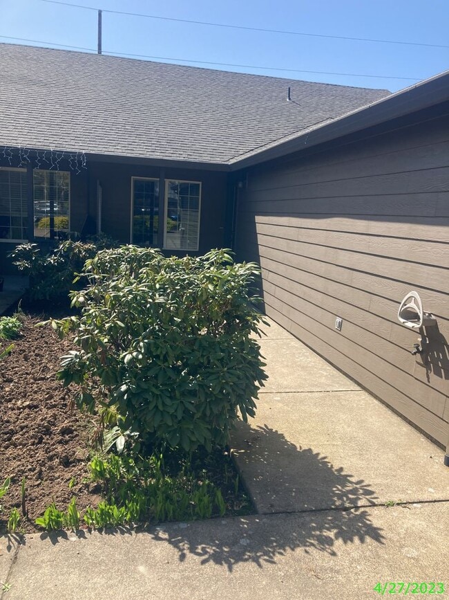 Building Photo - 565 NW Meadows Dr