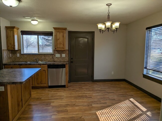 Building Photo - 3 bed 1.5 bath IMMACULATE END-UNIT Townhome in the Meadows