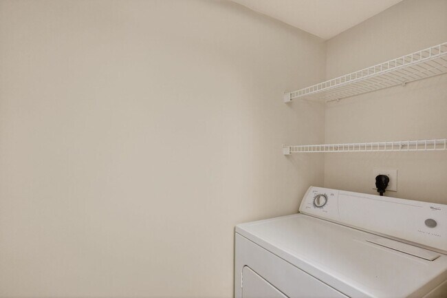 Building Photo - 1/1 Condo with Screened-in Balcony in Resort Style Community, Move in Ready!