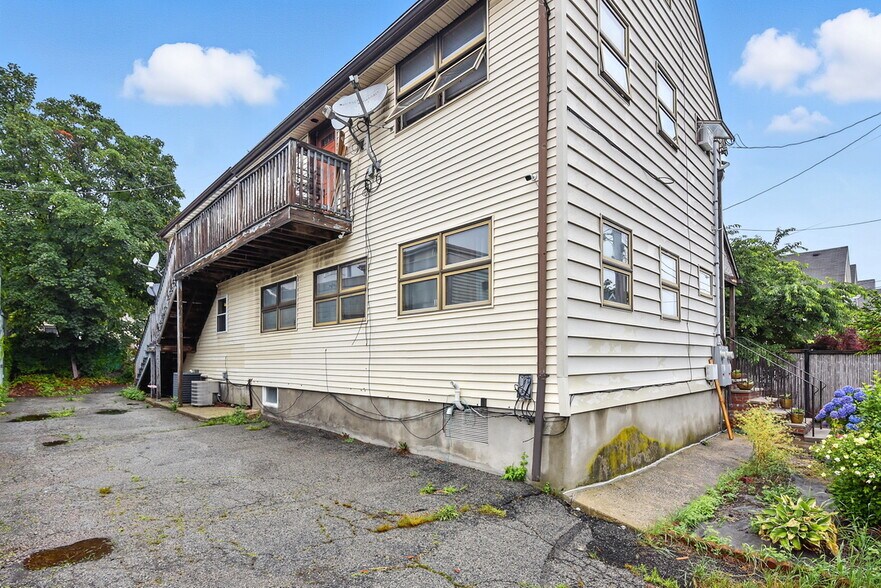 Building Photo - 12 Fenton St