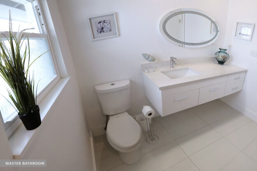 Master Bathroom - 1730 Livingstone St