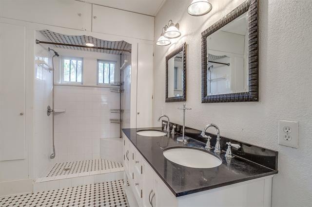 Building Photo - 2312 Mistletoe Ave