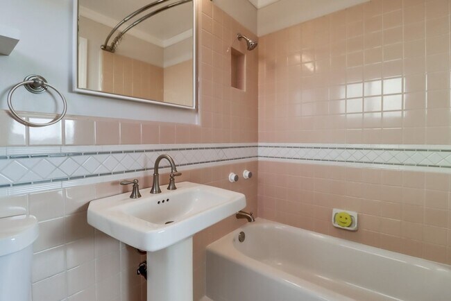 Building Photo - Pristine 4 bedroom, 2 bath, single level h...